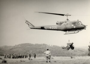 1966_B CV, ENTREGA DE LA PRIMERA SERIE DE UH-1B