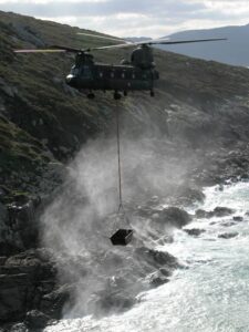 2002_2.-COLABORACION EN LAS TAREAS DE LIMPIEZA DEL CHAPAPOTE EN LAS PLAYAS DE GALICIA