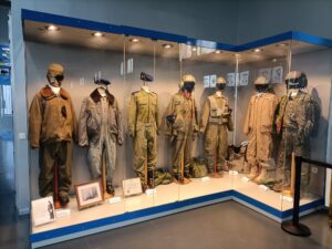 Exposici&oacute;n externa del helic&oacute;ptero Kiowa con la fachada del Cuartel General FAMET detr&aacute;s