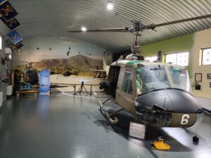 Conjunto de guiones de unidad a la puerta de la Sala Hist&oacute;rica