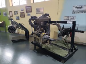 Imagen de la Sala Hist&oacute;rica con la maqueta de la pista de Colmenar con todos los helic&oacute;pteros en primer plano