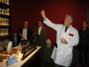 AF_AMAVIET_Visita al Museo de Farmacia Militar_2025_ (7)