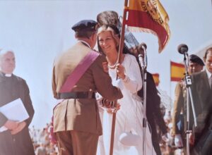 Entrega del Estandarte FAMET de S. M. la Reina al Coronel Lara