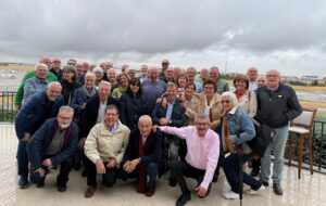Foto del personal del BHELTRA V ante un Chinook, en su 51.&ordm; aniversario