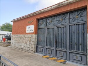 Pared del fondo de la Sala Hist&oacute;rica y UAV Searcher