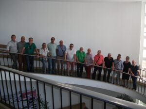 Foto de personal de la AMAVIET delante de un Chinook, con motivo de su visita a la Base